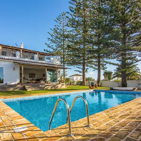 Beachside Oasis With Pool & Garden 别墅 *